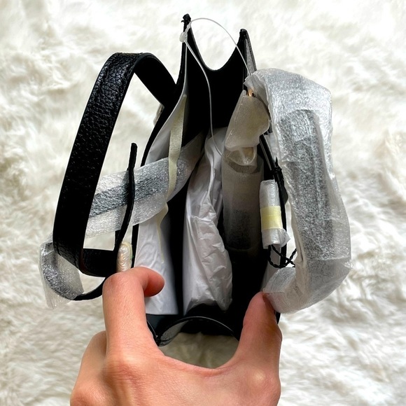 New Marc Jacobs bag crossbody black leather gold tone hardware 2 straps NWT - Picture 9 of 14